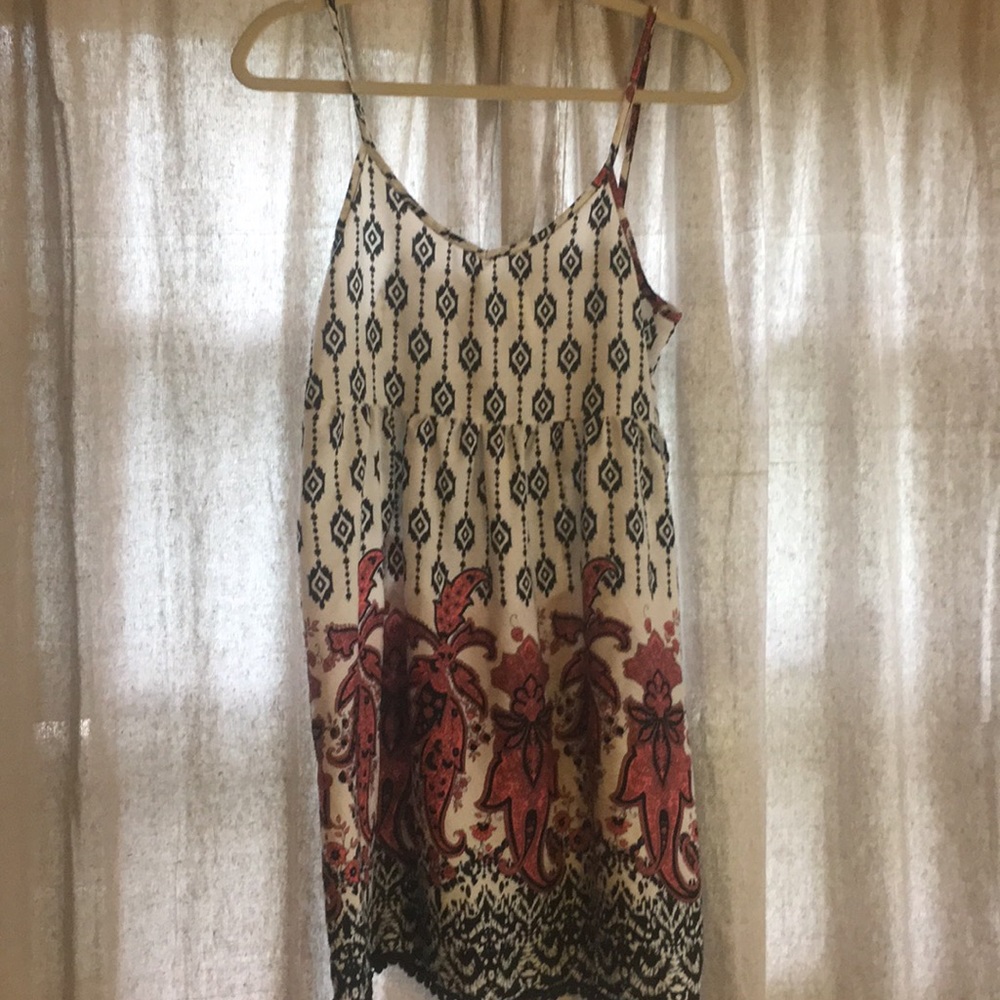 Loose summer dress with crotchet trim.